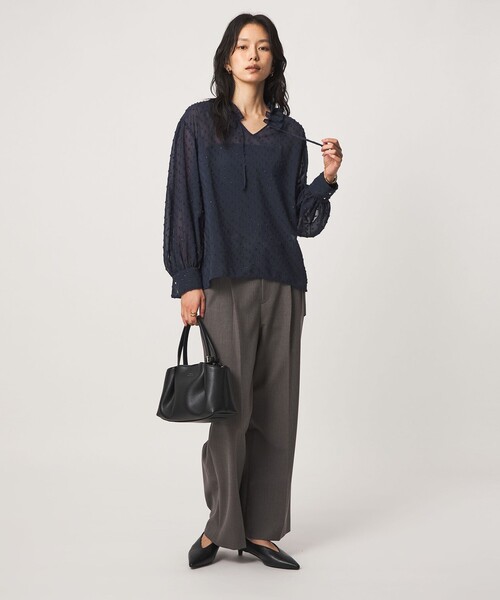 green label relaxing(グリーンレーベルリラクシング)の「シアー フリルネック ブラウス(シャツ/ブラウス・レディース・ネイビー/オフホワイト/ブラック・FREE)」の6枚目の写真