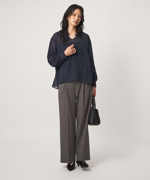 green label relaxing(グリーンレーベルリラクシング)の「シアー フリルネック ブラウス(シャツ/ブラウス・レディース・ネイビー/オフホワイト/ブラック・FREE)」の7枚目の写真