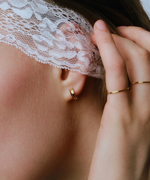 whoseA(フーシー)の「【silver925】Curve Hoop Pierce 10mm / カーブフープピアス10mm(ピアス(両耳用)・メンズ・シルバー/ゴールド・FREE)」の2枚目の写真