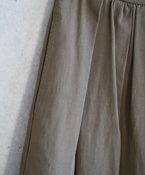 laboratory work（ラボラトリーワーク）の「グログランランダムタックスカート（スカート・レディース・マスタード/カーキ/グリーン・MEDIUM）」の8枚目の写真