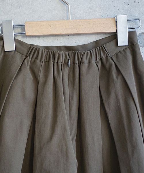 laboratory work（ラボラトリーワーク）の「グログランランダムタックスカート（スカート・レディース・マスタード/カーキ/グリーン・MEDIUM）」の9枚目の写真