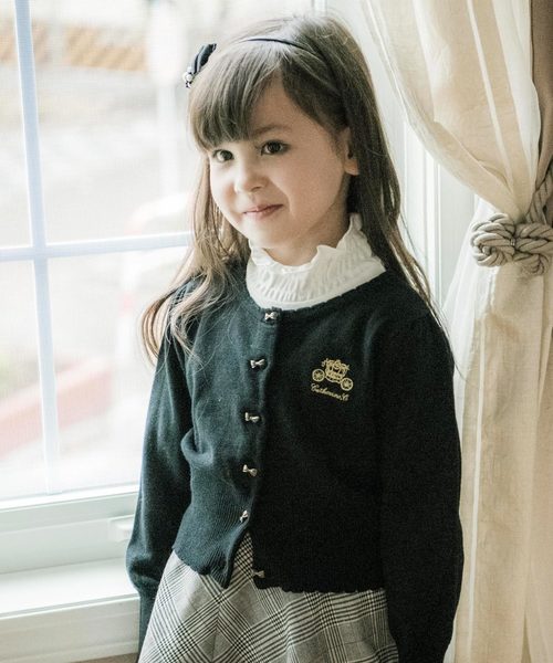 Catherine Cottage（キャサリンコテージ）の「アンティークリボン ボタンカーディガン KIDS（カーディガン/ボレロ・キッズ・ホワイト/ブラック/ネイビー/レッド/サックスブルー/ピンク・100/110/120/130/140）」の3枚目の写真