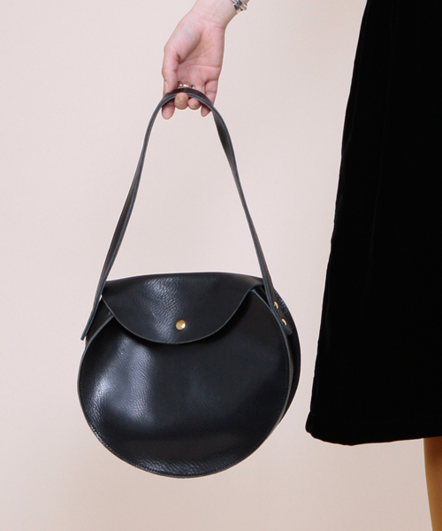 BEAMS BOY(ビームスボーイ)の「○BEAMS BOY / CIRCLE BAG(ショルダーバッグ・レディース・ブラック/ワイン・ONE SIZE)」の2枚目の写真