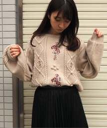 花刺繍ケーブルニットプルオーバー