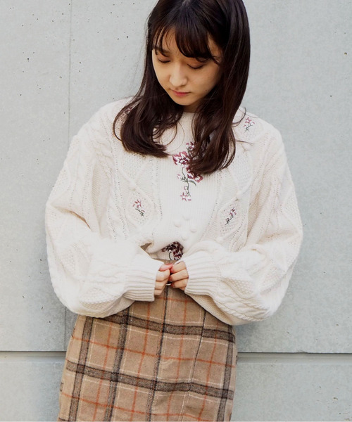 tiptop（ティップトップ）の「花刺繍ケーブルニットプルオーバー（ニット/セーター・レディース・アイボリー/ブラウン/ベージュ/スモークピンク・FREE）」の2枚目の写真