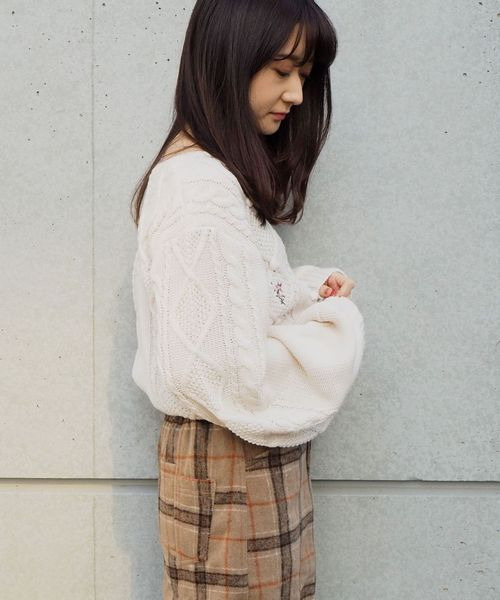 tiptop（ティップトップ）の「花刺繍ケーブルニットプルオーバー（ニット/セーター・レディース・アイボリー/ブラウン/ベージュ/スモークピンク・FREE）」の6枚目の写真