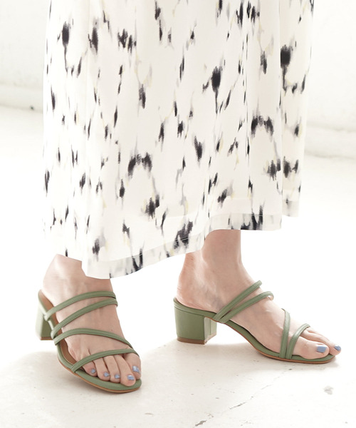 AmiAmi（アミアミ）の「メニーストラップミュールサンダル（サンダル・レディース・ブラック/ベージュ/グリーン/アイボリー/キャメル/シルバー/ゴールド/パイソン・LL/S/M/L）」の4枚目の写真