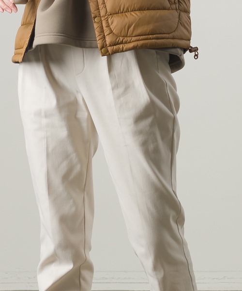 OMNES（オムネス）の「スーパーストレッチツイルタックパンツ　レギュラー＆裏起毛（その他パンツ・レディース・カーキ/アイボリー/ホワイト系その他/ブラック系その他/グレー系その他/ブラウン系その他/ベージュ系その他/グリーン系その他/ブルー系その他/ネイビー/ブラウン/ベージュ/ライトグレー/チャコールグレー/ブラック/グレー系その他2/コーラル/ミント/イエロー/ラベンダー・MEDIUM/LARGE/X-LARGE/SMALL/X-SMALL）」の3枚目の写真