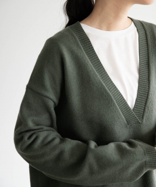 LOWRYS FARM(ローリーズファーム)の「VニットプルオーバーLS 920956(ニット/セーター・レディース・ブラック/グリーン/アイボリー・FREE)」の4枚目の写真