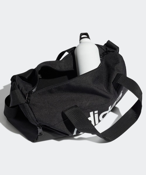 ESSENTIALS　ボストンバッグ adidas（アディダス）の「エッセンシャルズ ロゴ ダッフルバッグ