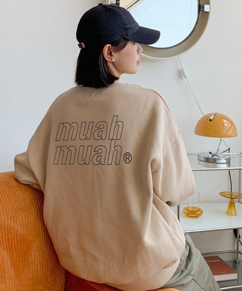 muahmuah(ムーアムーア)の「A'GEM/9 × .kom『muah muah/ムーアムーア』VIVID MUAH LOGO MTM/ ヴィヴィッド MUAH ロゴ MTM スウェットシャツ トレーナー(スウェット・レディース・アイボリー/ブラック/グレー/インディゴブルー/ピンク/ライトグレー/ライトグリーン/ベージュ/カーキ・FREE)」の5枚目の写真