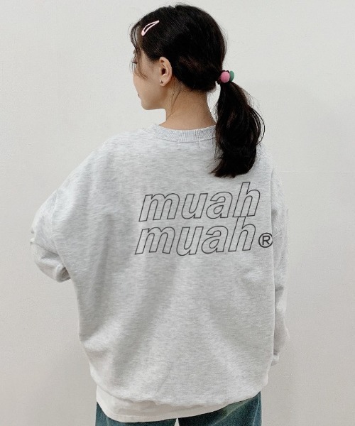 muahmuah(ムーアムーア)の「A'GEM/9 × .kom『muah muah/ムーアムーア』VIVID MUAH LOGO MTM/ ヴィヴィッド MUAH ロゴ MTM スウェットシャツ トレーナー(スウェット・レディース・アイボリー/ブラック/グレー/インディゴブルー/ピンク/ライトグレー/ライトグリーン/ベージュ/カーキ・FREE)」の4枚目の写真