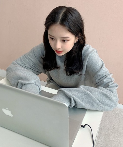 muahmuah(ムーアムーア)の「A'GEM/9 × .kom『muah muah/ムーアムーア』VIVID MUAH LOGO MTM/ ヴィヴィッド MUAH ロゴ MTM スウェットシャツ トレーナー(スウェット・レディース・アイボリー/ブラック/グレー/インディゴブルー/ピンク/ライトグレー/ライトグリーン/ベージュ/カーキ・FREE)」の22枚目の写真