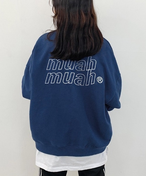 muahmuah(ムーアムーア)の「A'GEM/9 × .kom『muah muah/ムーアムーア』VIVID MUAH LOGO MTM/ ヴィヴィッド MUAH ロゴ MTM スウェットシャツ トレーナー(スウェット・レディース・アイボリー/ブラック/グレー/インディゴブルー/ピンク/ライトグレー/ライトグリーン/ベージュ/カーキ・FREE)」の12枚目の写真
