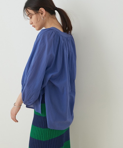 ADAM ET ROPE'（アダムエロペ）の「ステッチワークボリュームブラウス（シャツ/ブラウス・レディース・ホワイト/ブラック/ブルー・FREE）」の3枚目の写真