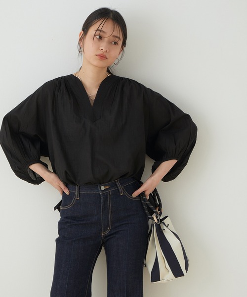 ADAM ET ROPE'（アダムエロペ）の「ステッチワークボリュームブラウス（シャツ/ブラウス・レディース・ホワイト/ブラック/ブルー・FREE）」の2枚目の写真