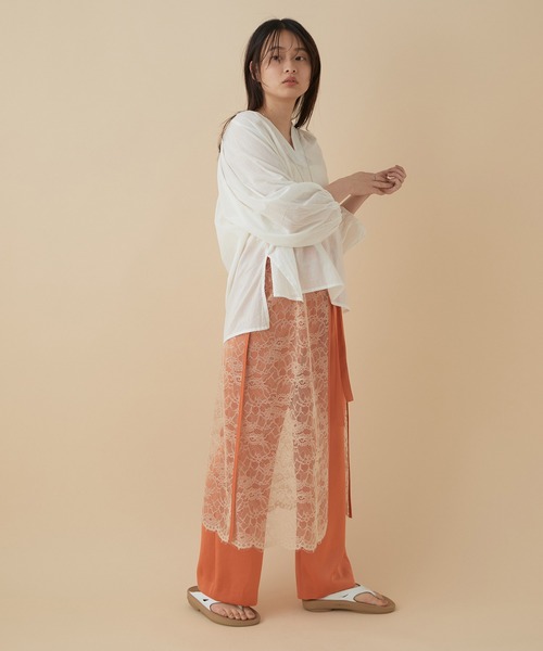 ADAM ET ROPE'（アダムエロペ）の「ステッチワークボリュームブラウス（シャツ/ブラウス・レディース・ホワイト/ブラック/ブルー・FREE）」の4枚目の写真