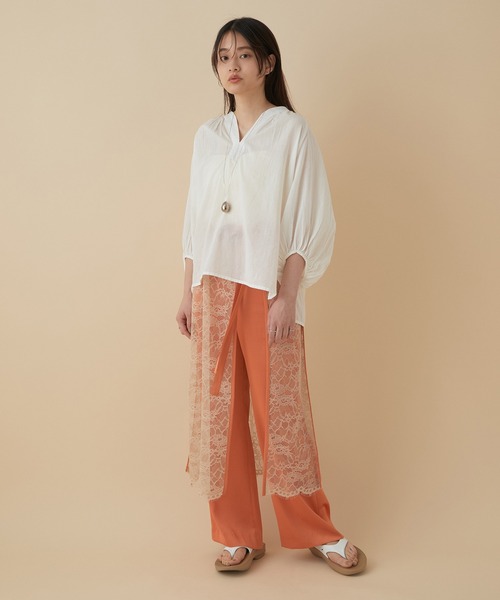 ADAM ET ROPE'（アダムエロペ）の「ステッチワークボリュームブラウス（シャツ/ブラウス・レディース・ホワイト/ブラック/ブルー・FREE）」の17枚目の写真