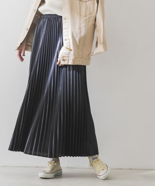 URBAN RESEARCH(アーバンリサーチ)の「レザーライクプリーツロングスカート(スカート・レディース・ブラック/ブルー系その他/ベージュ・FREE)」の2枚目の写真