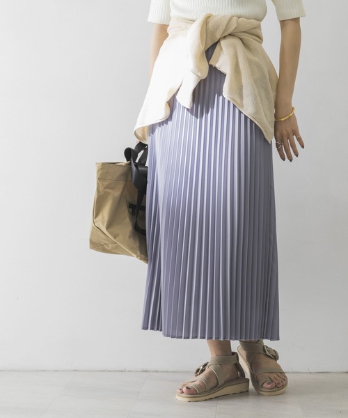 URBAN RESEARCH(アーバンリサーチ)の「レザーライクプリーツロングスカート(スカート・レディース・ブラック/ブルー系その他/ベージュ・FREE)」の7枚目の写真