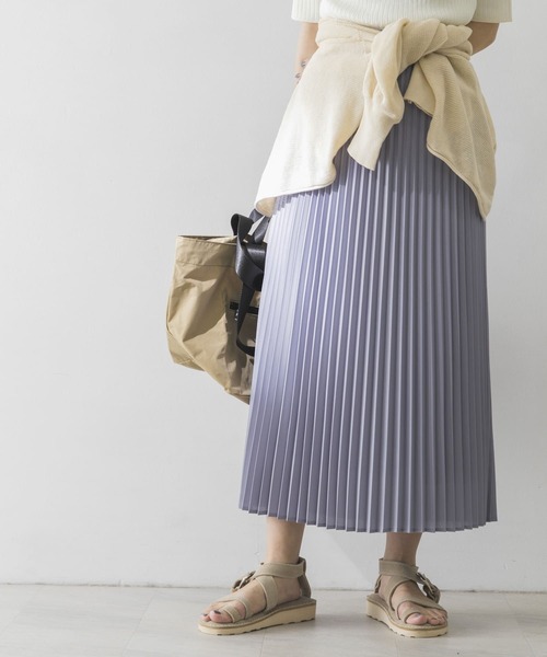 URBAN RESEARCH(アーバンリサーチ)の「レザーライクプリーツロングスカート(スカート・レディース・ブラック/ブルー系その他/ベージュ・FREE)」の4枚目の写真