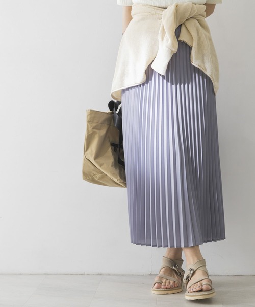 URBAN RESEARCH(アーバンリサーチ)の「レザーライクプリーツロングスカート(スカート・レディース・ブラック/ブルー系その他/ベージュ・FREE)」の15枚目の写真