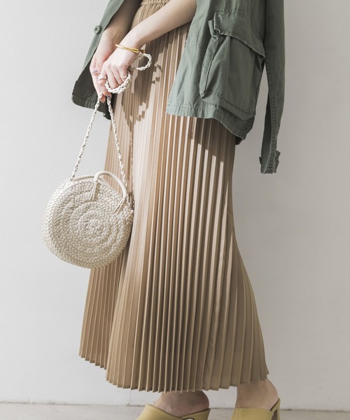 URBAN RESEARCH(アーバンリサーチ)の「レザーライクプリーツロングスカート(スカート・レディース・ブラック/ブルー系その他/ベージュ・FREE)」の13枚目の写真