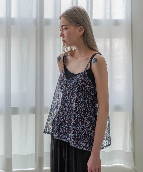 UNE MANSION(ユヌマンション)の「フラワーレースキャミソール(キャミソール・レディース・ブラック/ブルー/アイボリー・FREE)」の2枚目の写真