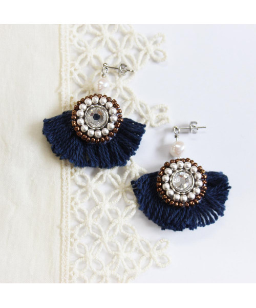 wiz(ウィズ)の「ウィズ wiz / EC限定 Re:Product ビーズ刺繍フリンジピアス(ピアス(両耳用)・レディース・アイボリー/ネイビー・FREE)」の1枚目の写真