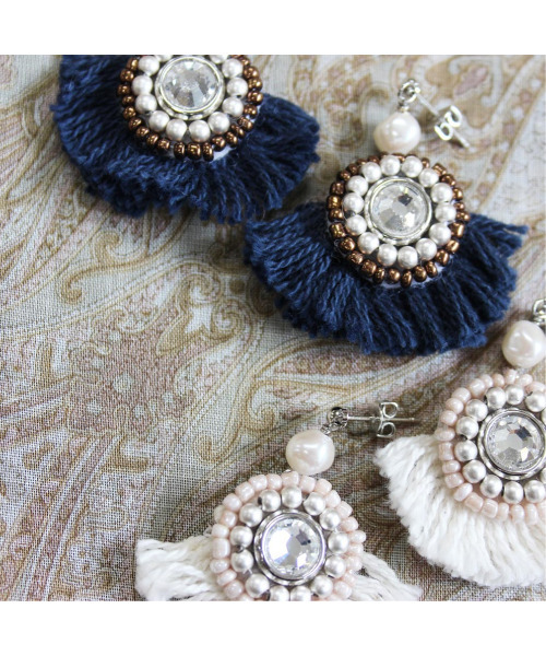 wiz(ウィズ)の「ウィズ wiz / EC限定 Re:Product ビーズ刺繍フリンジピアス(ピアス(両耳用)・レディース・アイボリー/ネイビー・FREE)」の8枚目の写真