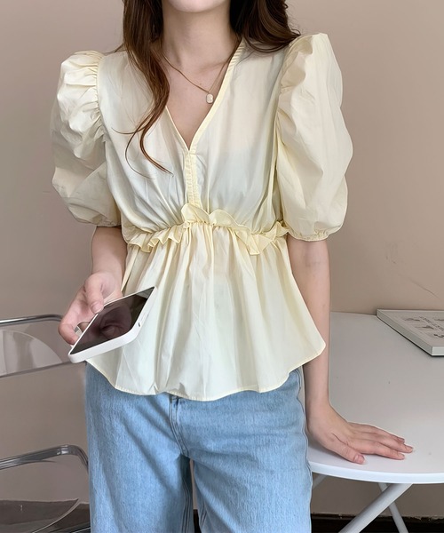 me+em select(ミームセレクト)の「シャーリングギャザー切替パワーショルダーブラウス(シャツ/ブラウス・レディース・グリーン/イエロー/ホワイト/ブラック・FREE)」の2枚目の写真
