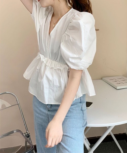 me+em select(ミームセレクト)の「シャーリングギャザー切替パワーショルダーブラウス(シャツ/ブラウス・レディース・グリーン/イエロー/ホワイト/ブラック・FREE)」の7枚目の写真
