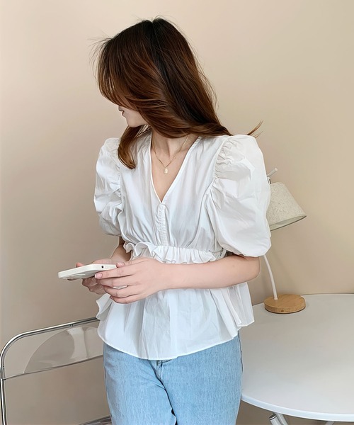 me+em select(ミームセレクト)の「シャーリングギャザー切替パワーショルダーブラウス(シャツ/ブラウス・レディース・グリーン/イエロー/ホワイト/ブラック・FREE)」の8枚目の写真
