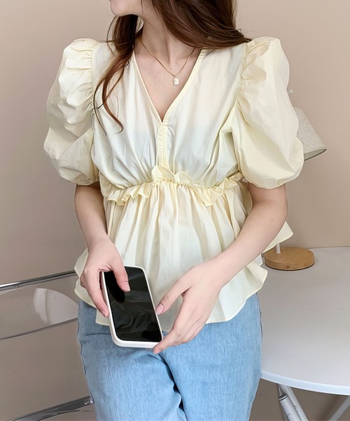 me+em select(ミームセレクト)の「シャーリングギャザー切替パワーショルダーブラウス(シャツ/ブラウス・レディース・グリーン/イエロー/ホワイト/ブラック・FREE)」の9枚目の写真
