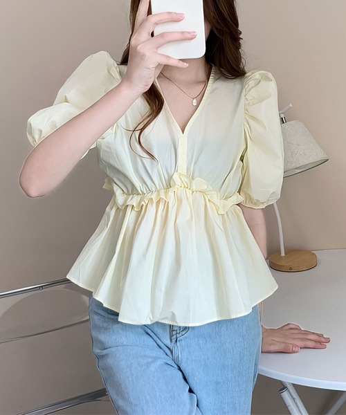 me+em select(ミームセレクト)の「シャーリングギャザー切替パワーショルダーブラウス(シャツ/ブラウス・レディース・グリーン/イエロー/ホワイト/ブラック・FREE)」の10枚目の写真