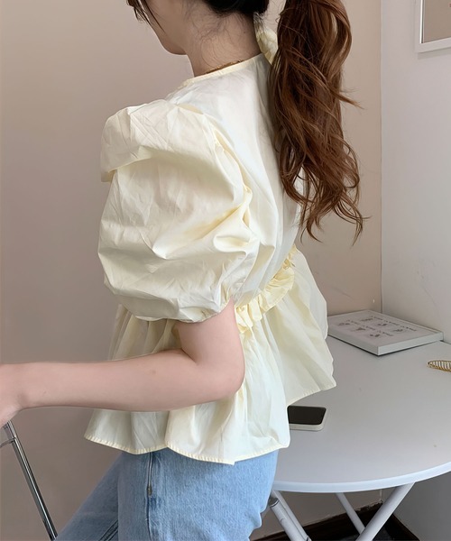 me+em select(ミームセレクト)の「シャーリングギャザー切替パワーショルダーブラウス(シャツ/ブラウス・レディース・グリーン/イエロー/ホワイト/ブラック・FREE)」の11枚目の写真