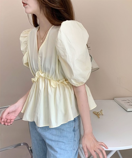 me+em select(ミームセレクト)の「シャーリングギャザー切替パワーショルダーブラウス(シャツ/ブラウス・レディース・グリーン/イエロー/ホワイト/ブラック・FREE)」の12枚目の写真
