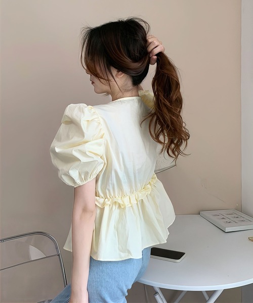 me+em select(ミームセレクト)の「シャーリングギャザー切替パワーショルダーブラウス(シャツ/ブラウス・レディース・グリーン/イエロー/ホワイト/ブラック・FREE)」の13枚目の写真