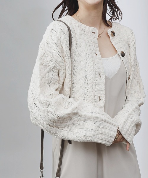 COLONY 2139(コロニートゥーワンスリーナイン)の「2WAYケーブルニットショートカーディガン(カーディガン/ボレロ・レディース・アイボリー/ブラック/モカ・LARGE/MEDIUM)」の4枚目の写真