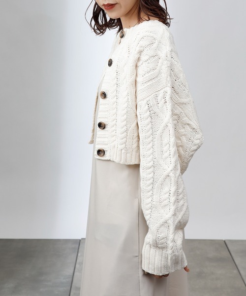 COLONY 2139(コロニートゥーワンスリーナイン)の「2WAYケーブルニットショートカーディガン(カーディガン/ボレロ・レディース・アイボリー/ブラック/モカ・LARGE/MEDIUM)」の6枚目の写真