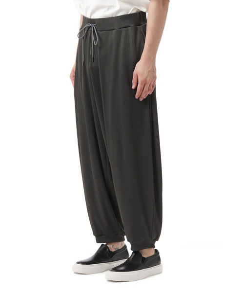 ATTACHMENT(アタッチメント)の「ナイロン変形リブ イージーワイドパンツ / UNIQUE SHAPED NYLON RIB WIDE EASY PANTS(その他パンツ・メンズ・ブラック/ベージュ/ダークグレー・1/2/3)」の9枚目の写真