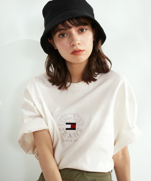 tommy jeans(トミー ジーンズ)の「ラウンドロゴクルーネックTシャツ(Tシャツ/カットソー・メンズ・ホワイト/ベージュ/ブルー/ブラック・SMALL/MEDIUM/LARGE/X-LARGE)」の18枚目の写真