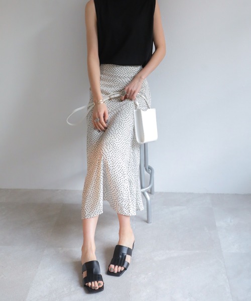 VIVIAN（ヴィヴィアン）の「ゴールドパーツヒールクロスミュールサンダル（サンダル・レディース・グレー系その他7/ダークブラウン/ベージュ/ブラック・L/S/M/LL）」の8枚目の写真