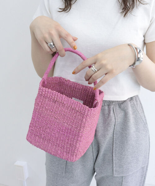 EARTH MADE(アースメイド)の「【EARTH MADE/アースメイド】ABACA SQUARE BAG(かごバッグ・レディース・ブルー/イエロー/グリーン/ピンク・FREE)」の4枚目の写真