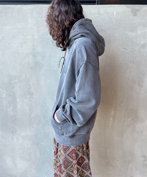 Carhartt WIP（カーハートダブリューアイピー）の「[carhartt WIP/カーハートダブリューアイピー] VISTA ワンポイントロゴスウェットパーカー（パーカー・レディース・モスグリーン/ダークグレー・S/M/L/XL）」の6枚目の写真