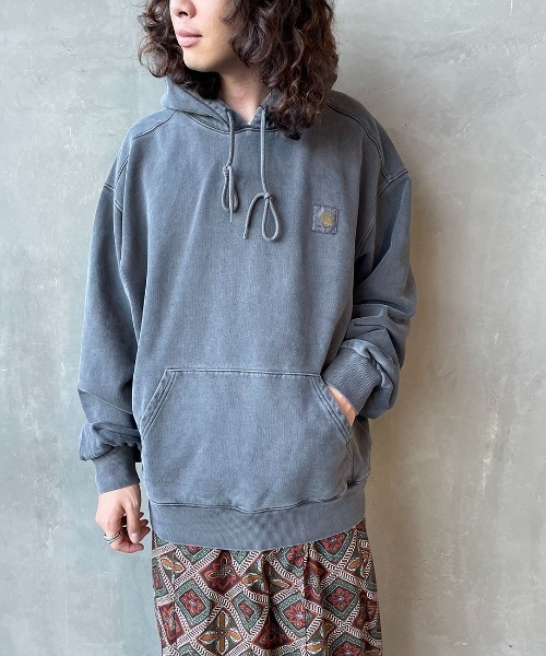 Carhartt WIP（カーハートダブリューアイピー）の「[carhartt WIP/カーハートダブリューアイピー] VISTA ワンポイントロゴスウェットパーカー（パーカー・レディース・モスグリーン/ダークグレー・S/M/L/XL）」の5枚目の写真