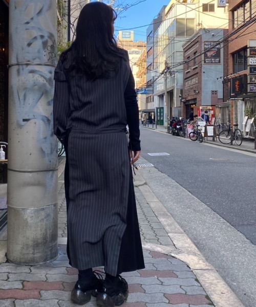 AULA AILA（アウラアイラ）の「AULA AILA/アウラアイラ/別注ピンストライプワンピース（ワンピース・レディース・チャコール/ブラック・0）」の4枚目の写真