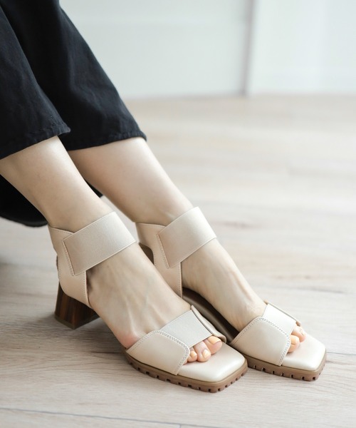 SESTO（セスト）の「自分の足にフィットする！ゴムフィットチャンキーヒールサンダル（サンダル・レディース・ブラック/キャメル/アイボリー・LL/3L/S/M/L）」の4枚目の写真