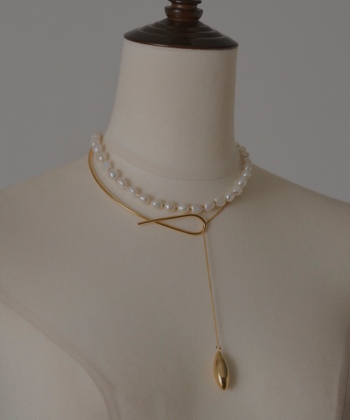 loni(ロニ)の「Crop baroque pearl combi necklace(淡水パールチョーカー/ネックレス)(ネックレス・レディース・ゴールド・FREE)」の8枚目の写真