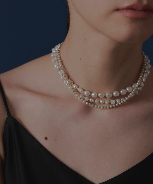 loni(ロニ)の「Crop baroque pearl combi necklace(淡水パールチョーカー/ネックレス)(ネックレス・レディース・ゴールド・FREE)」の5枚目の写真